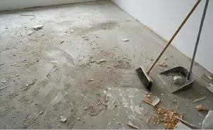 praf de constructie si resturi de materiale pe pardoseala inainte de curatenie tehnica